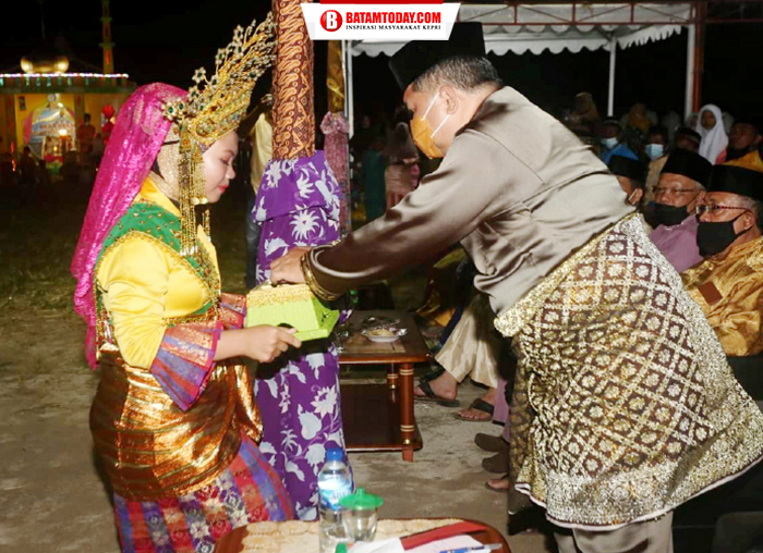 Wakil Bupati Kepulauan Anambas saat menerima sekapur sirih dari penari